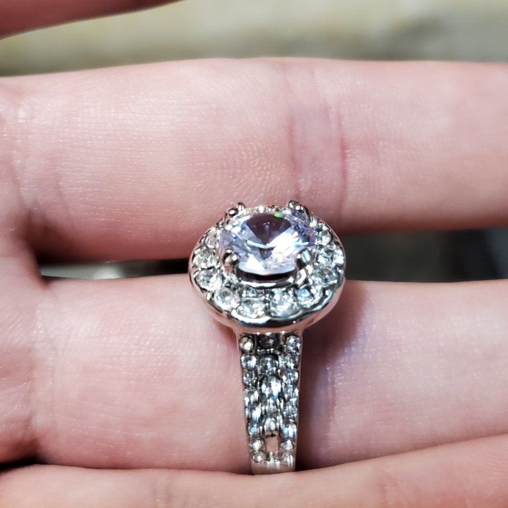 BRAND NEW 18K WHITE GOLD ROUND DIAMOND HALO RING - Picture 9 of 9